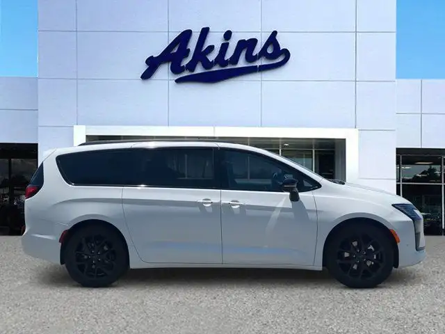 2027 Chrysler Pacifica Limited's photo