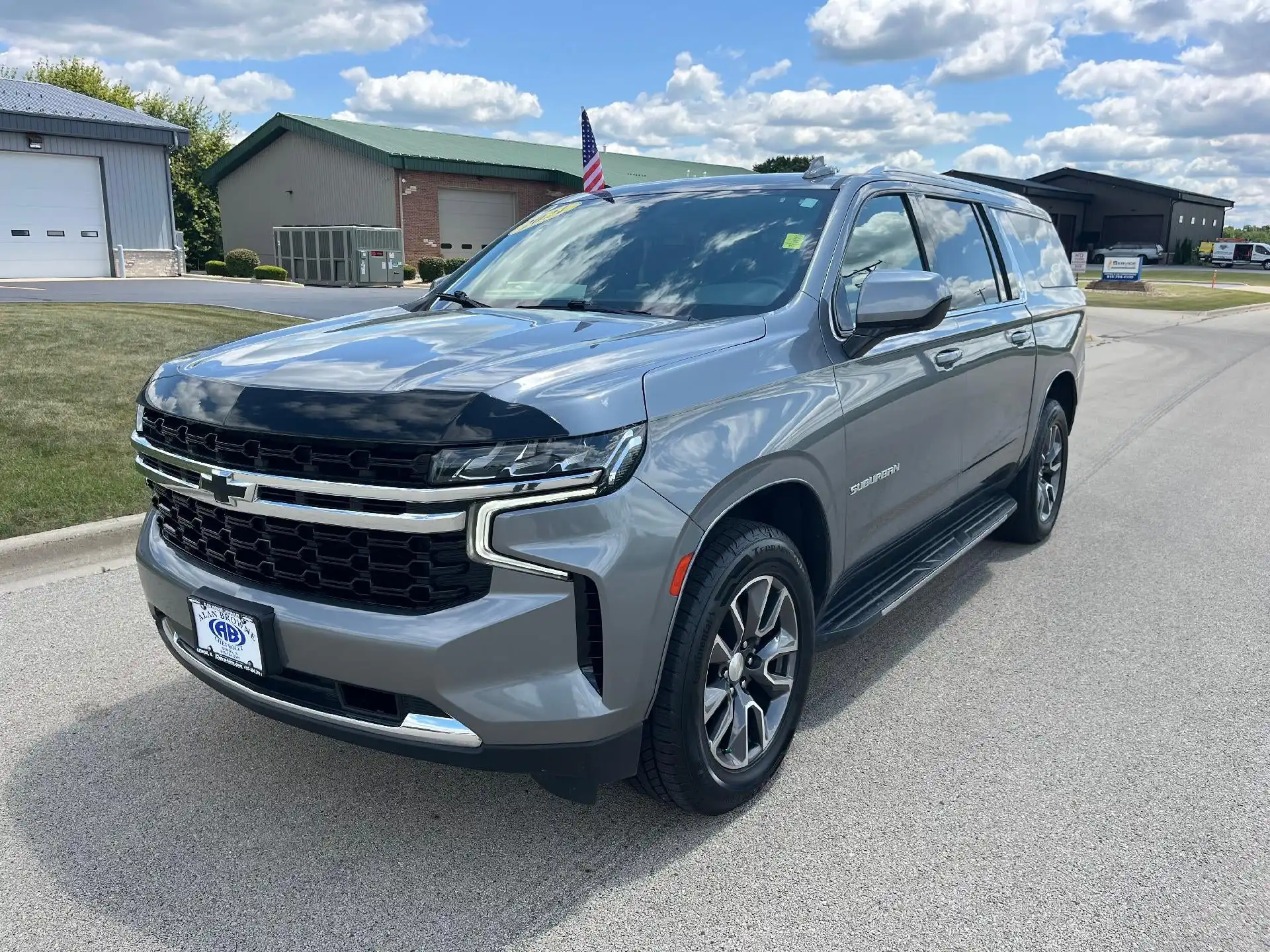 2021 Chevrolet Suburban 4WD 1500 LS's photo