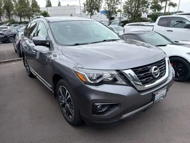 2017 Nissan Pathfinder Platinum 4WD's photo