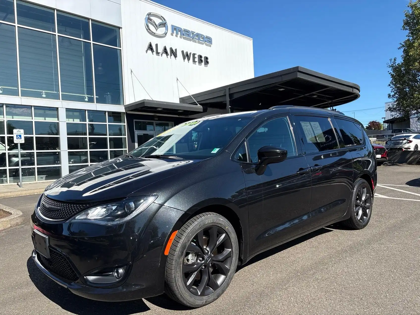 2018 Chrysler Pacifica Touring L's photo