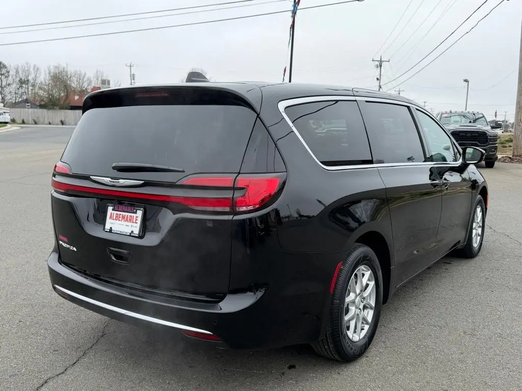 2026 Chrysler Pacifica Select photo 3