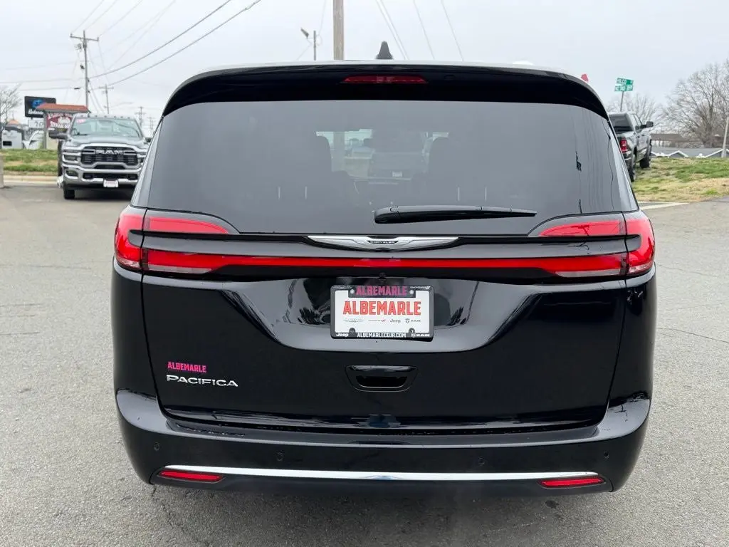 2026 Chrysler Pacifica Select photo 4
