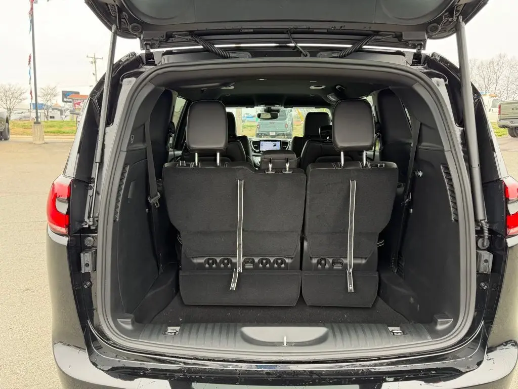 2026 Chrysler Pacifica Select photo 5