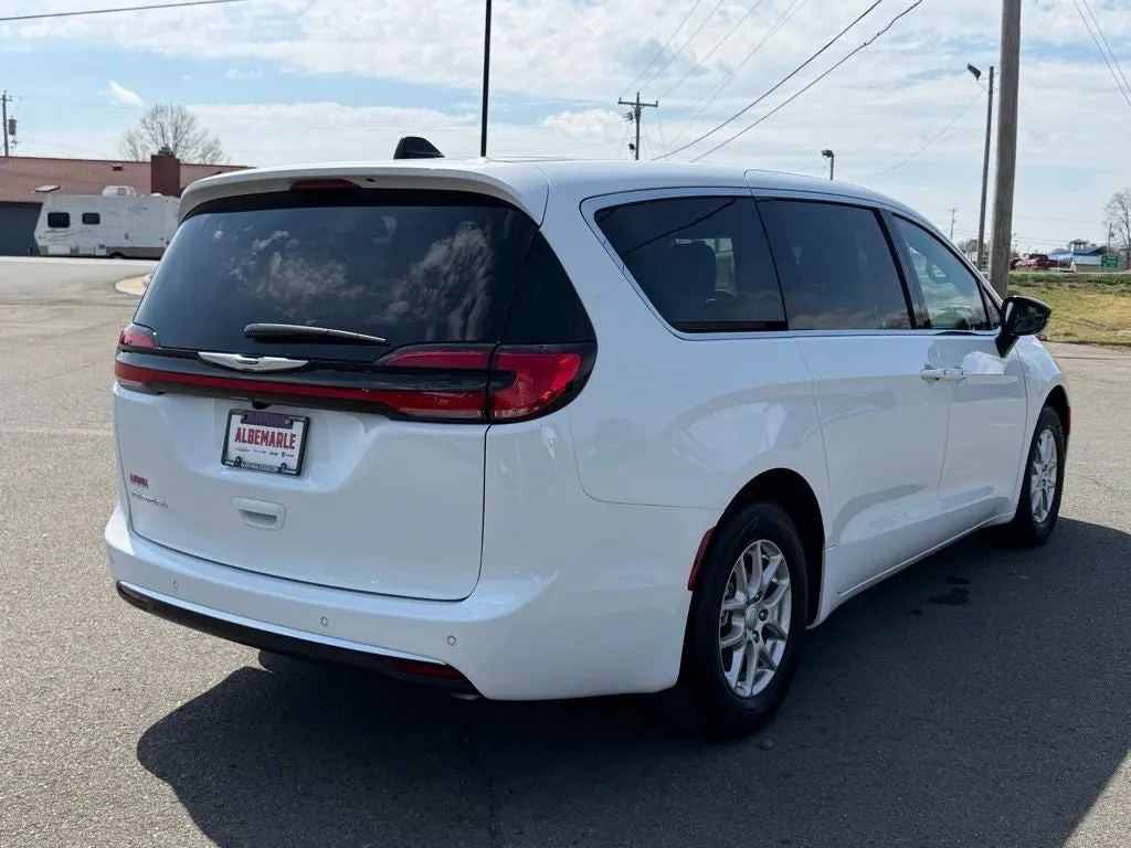 2026 Chrysler Pacifica Select photo 3