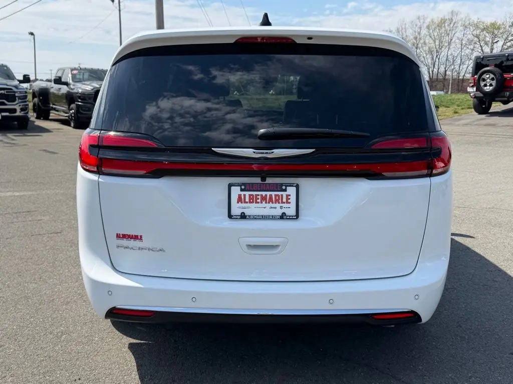 2026 Chrysler Pacifica Select photo 4