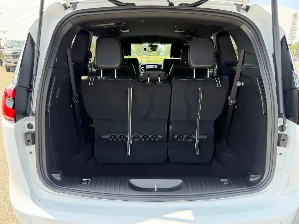 2026 Chrysler Pacifica Select photo 5