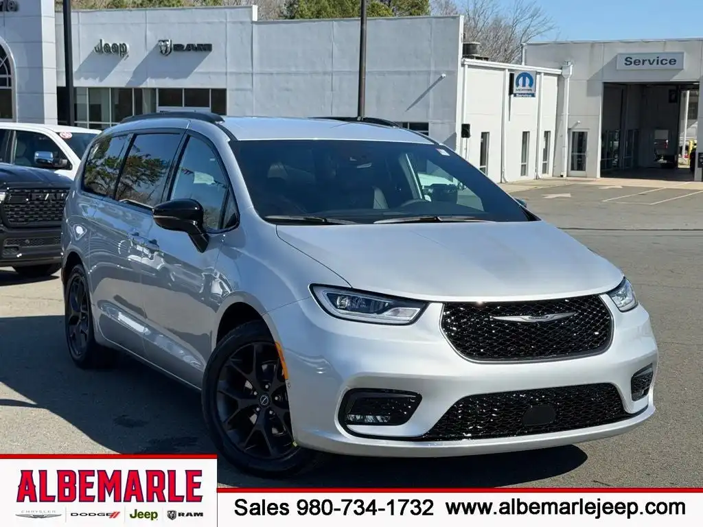 2026 Chrysler Pacifica Select's photo