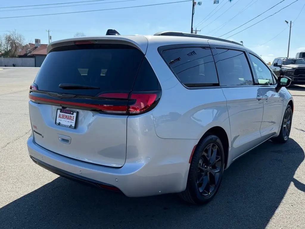 2026 Chrysler Pacifica Select photo 3