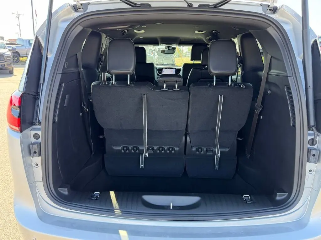 2026 Chrysler Pacifica Select photo 4