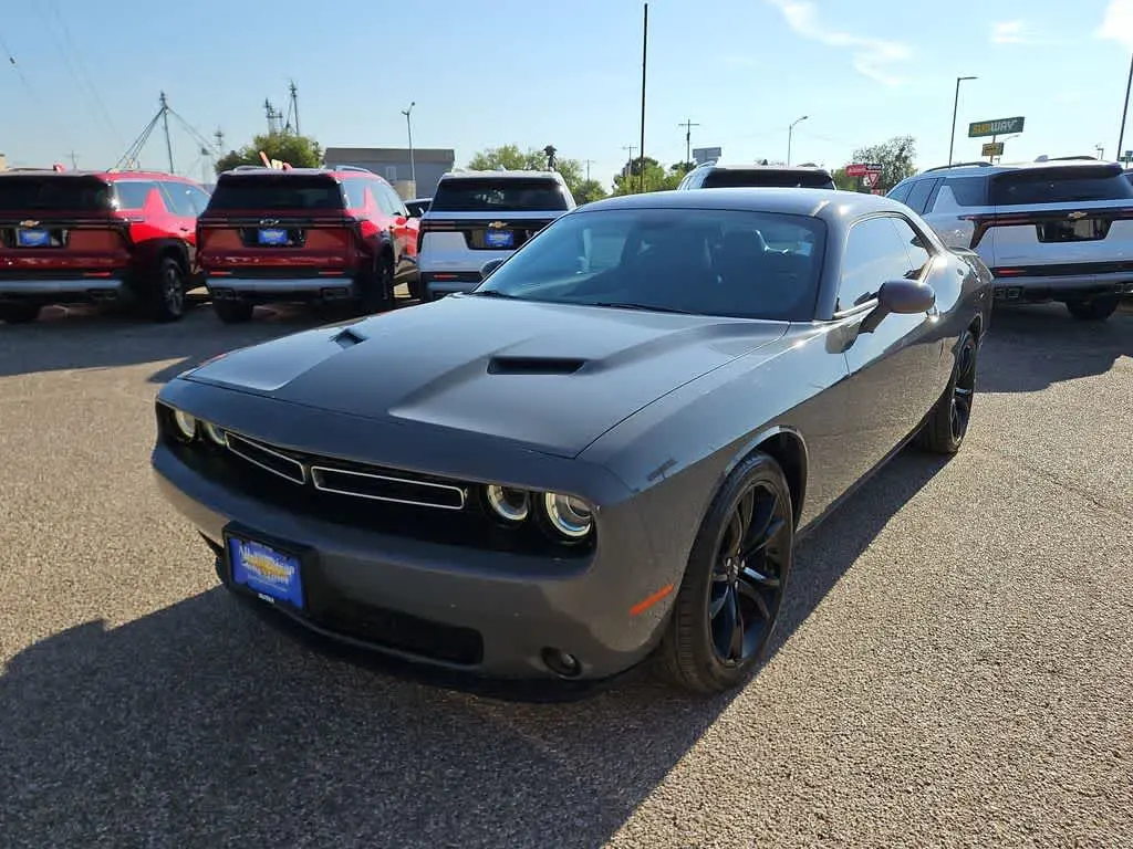 2017 Dodge Challenger SXT Plus photo 4
