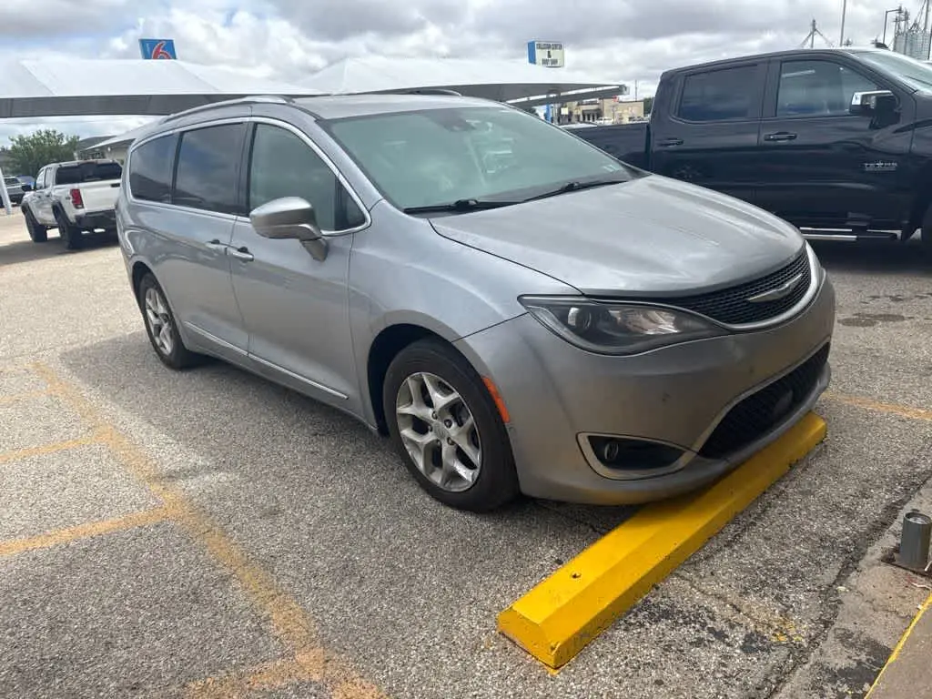 2020 Chrysler Pacifica Touring L Plus photo 3