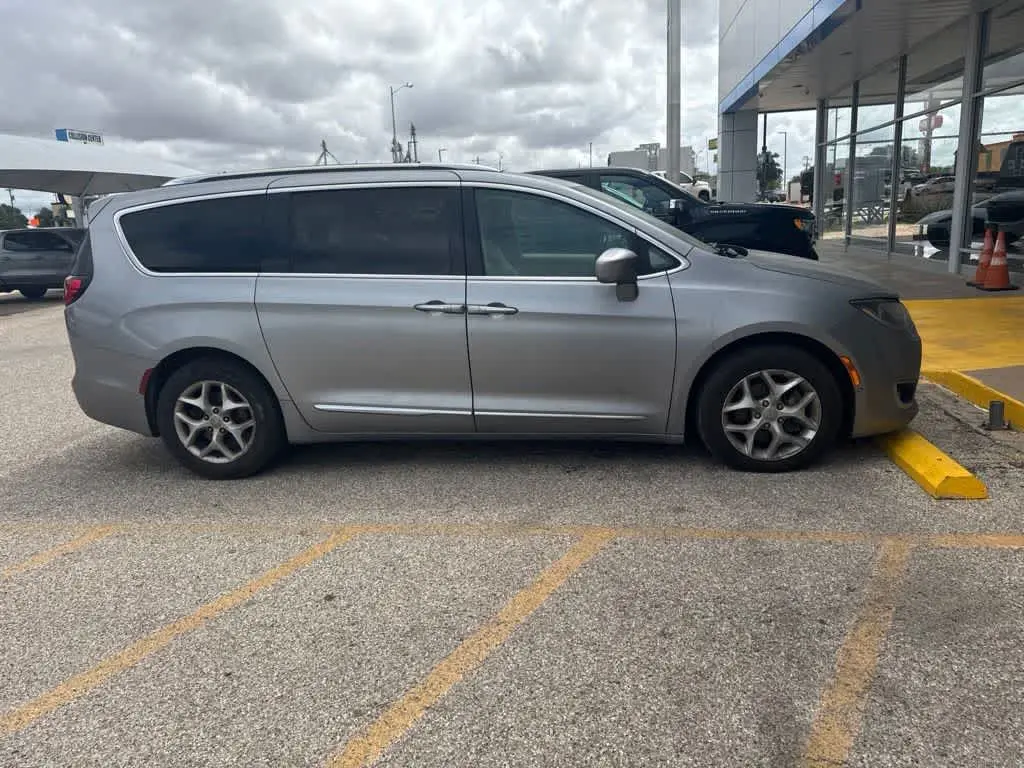 2020 Chrysler Pacifica Touring L Plus photo 5