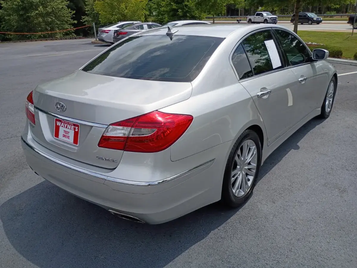 2013 Hyundai Genesis 3.8 photo 4