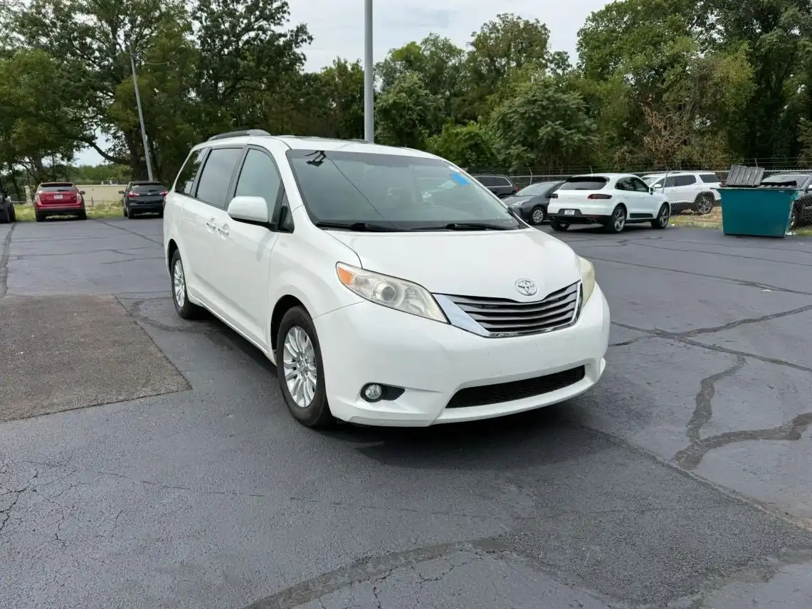2017 Toyota Sienna XLE V6 7-Passenger Access Seat's photo