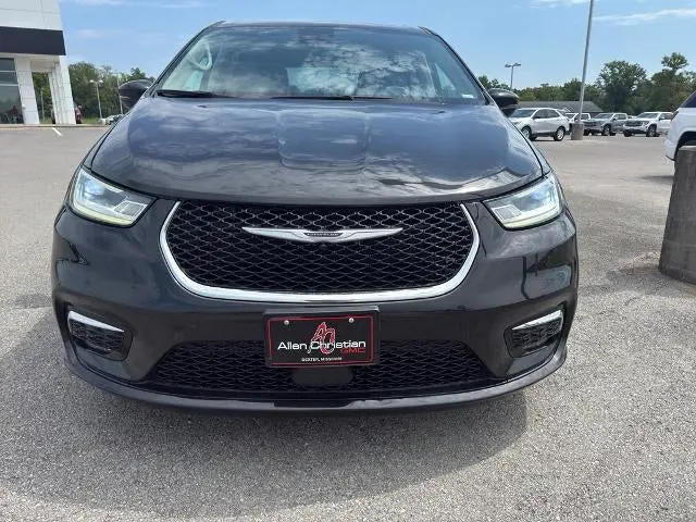 2023 Chrysler Pacifica Touring L photo 4