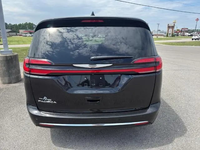 2023 Chrysler Pacifica Touring L photo 5