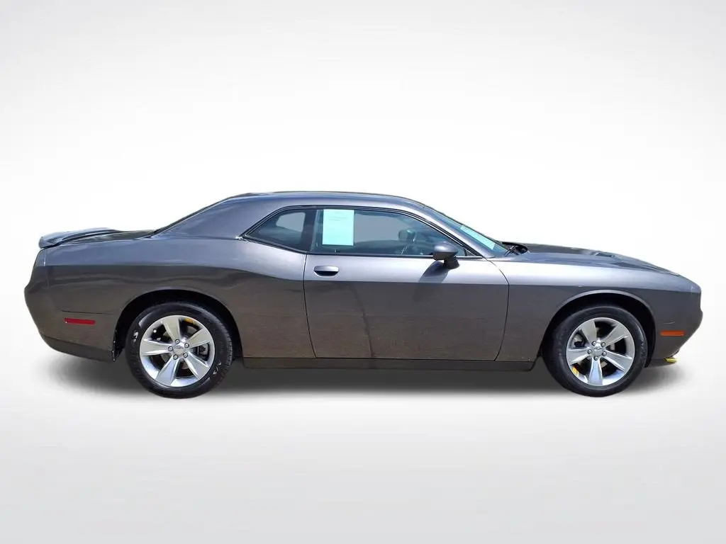 2021 Dodge Challenger SXT Auto photo 5