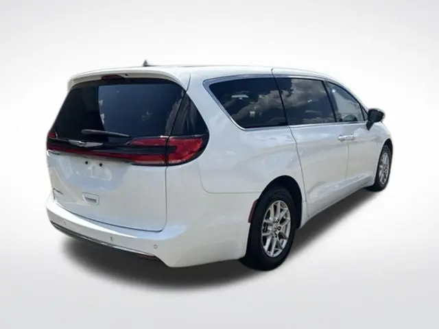 2025 Chrysler Pacifica Select photo 5