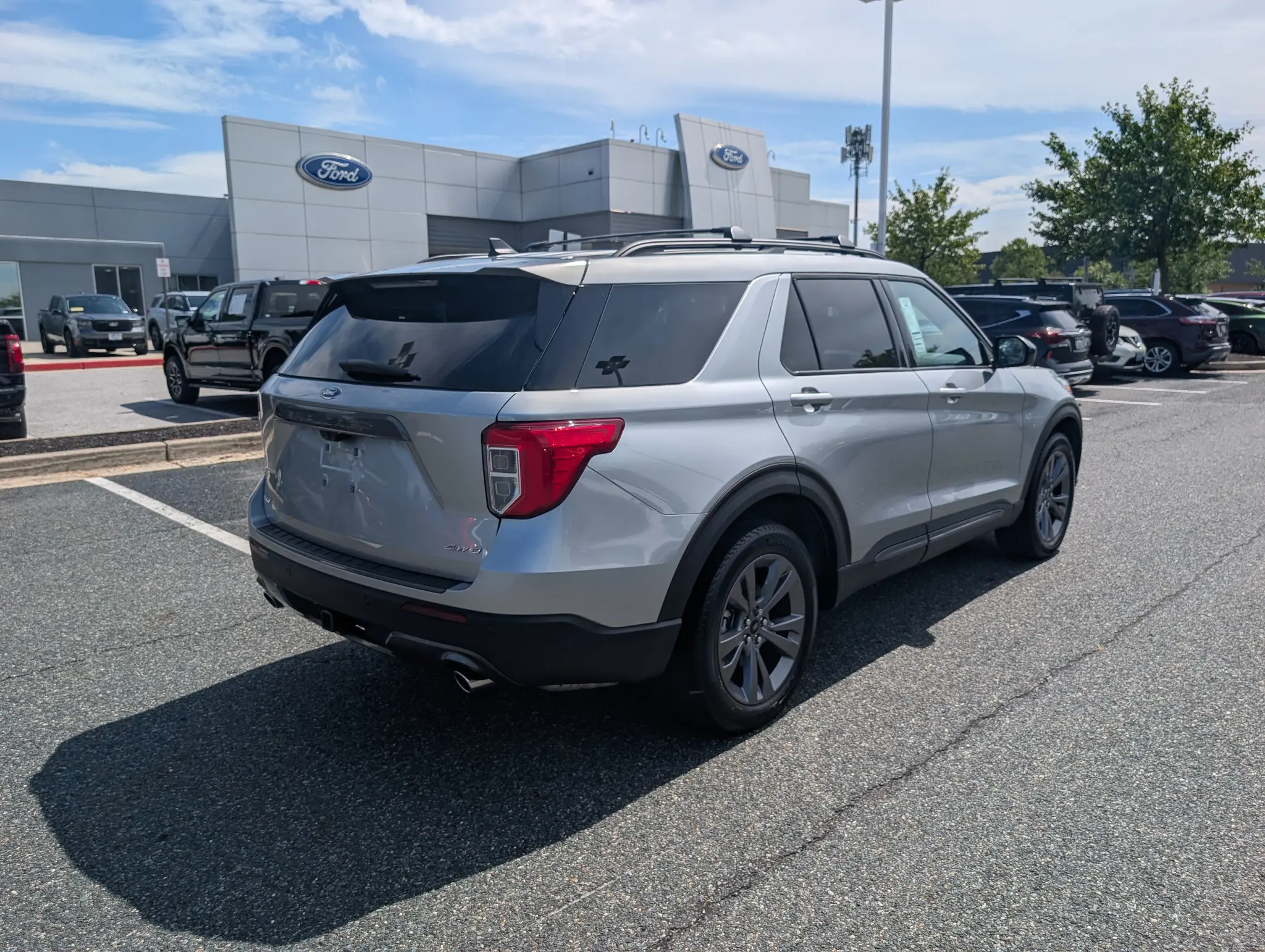 2024 Ford Explorer XLT 4WD photo 4