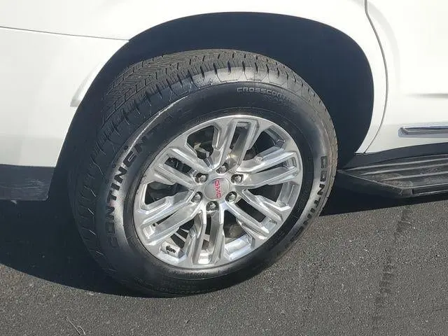 2023 GMC Yukon 4WD SLT photo 5