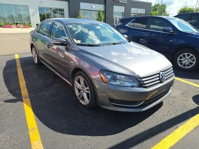 2014 Volkswagen Passat 1.8T SE with Sunroof Auto's photo