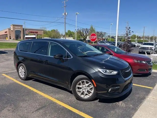 2023 Chrysler Pacifica Touring L's photo