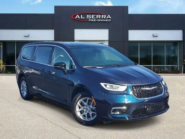 2025 Chrysler Pacifica Select's photo