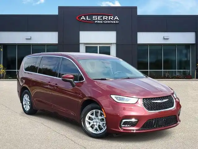 2023 Chrysler Pacifica Touring L's photo