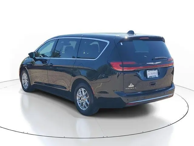 2025 Chrysler Pacifica Select photo 3