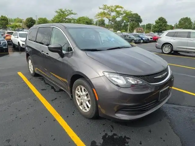 2020 Chrysler Voyager LX's photo