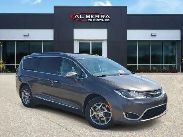 2017 Chrysler Pacifica Limited's photo