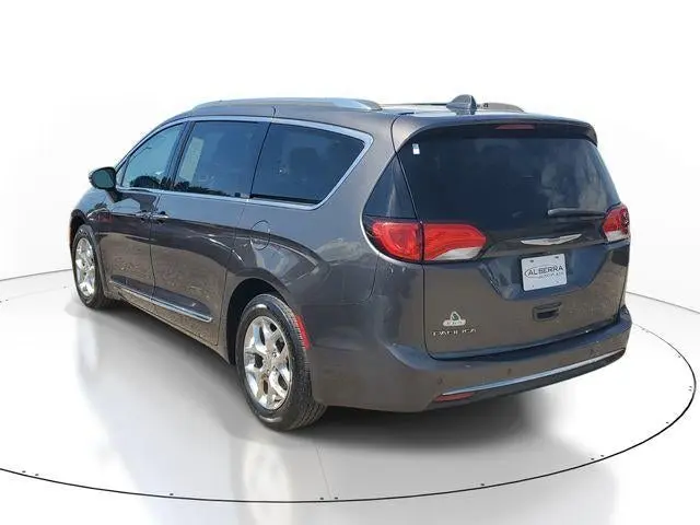 2017 Chrysler Pacifica Limited photo 3