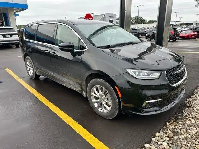 2023 Chrysler Pacifica Touring L AWD's photo