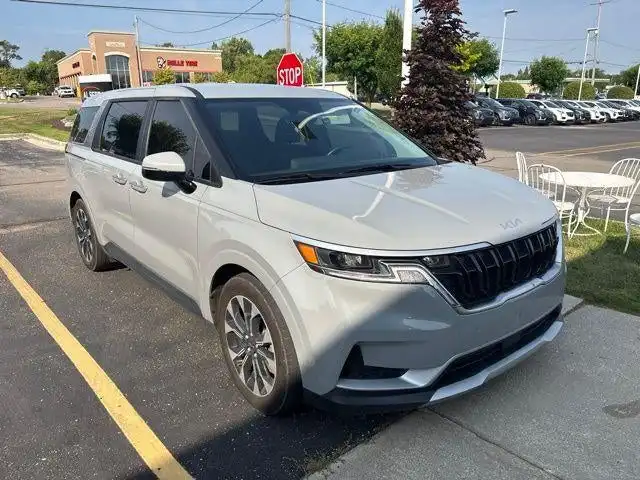 2024 Kia Sedona EX's photo