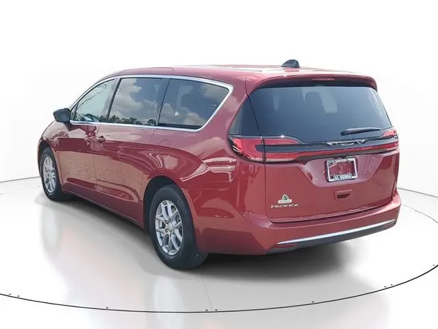 2027 Chrysler Pacifica Select photo 3