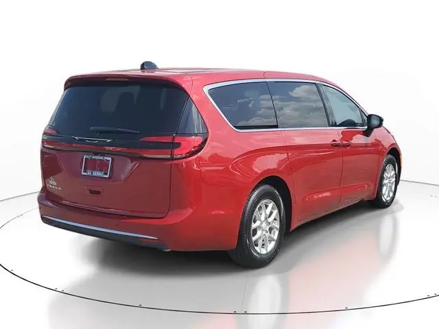 2027 Chrysler Pacifica Select photo 4
