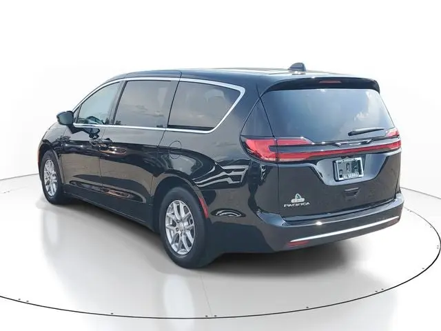 2027 Chrysler Pacifica Select photo 3