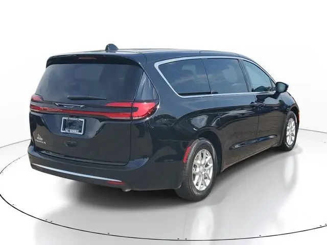 2027 Chrysler Pacifica Select photo 4