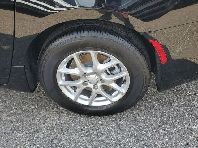 2027 Chrysler Pacifica Select photo 5
