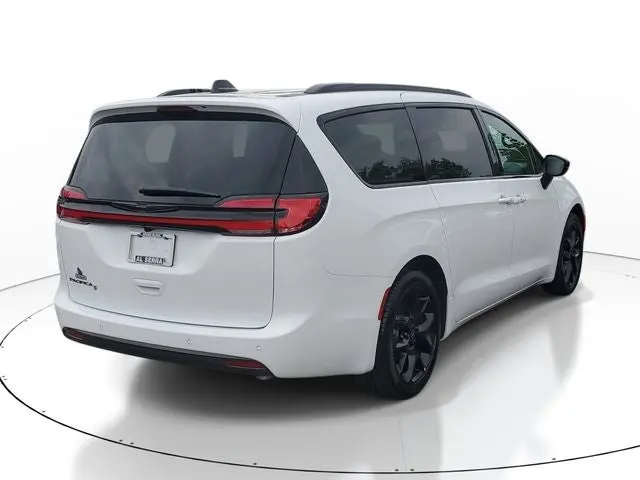 2026 Chrysler Pacifica Select photo 4