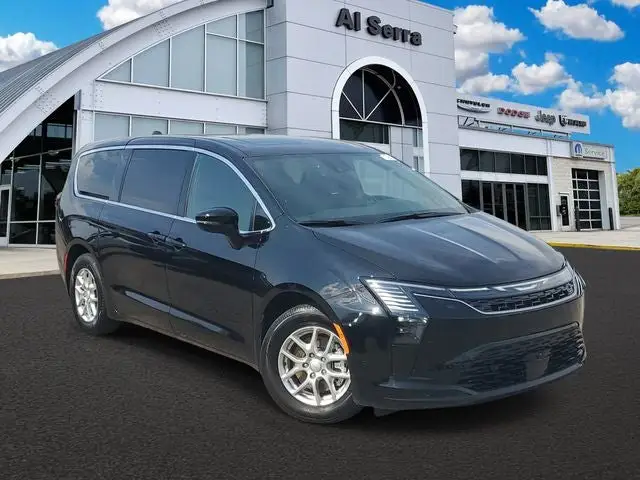 2027 Chrysler Pacifica Select photo 1