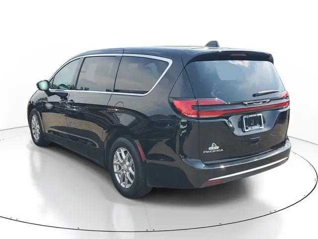2027 Chrysler Pacifica Select photo 3