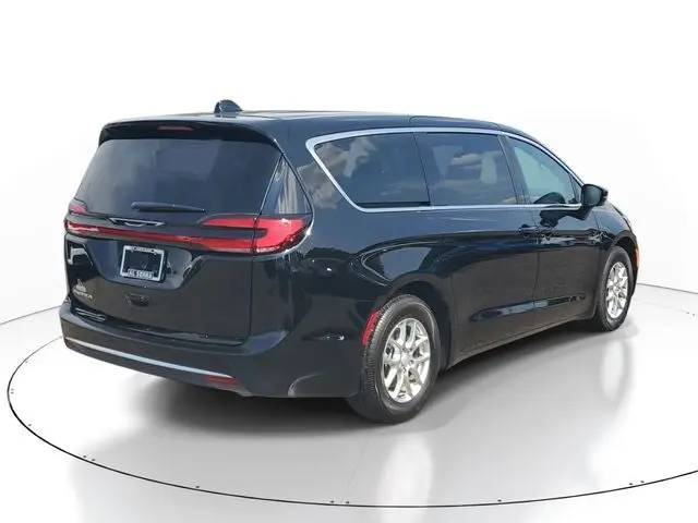 2027 Chrysler Pacifica Select photo 4