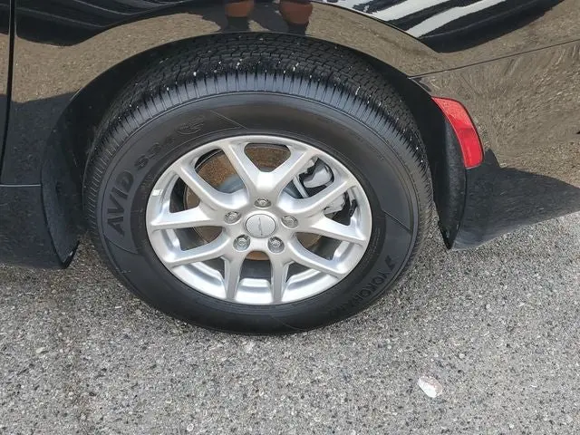 2027 Chrysler Pacifica Select photo 5