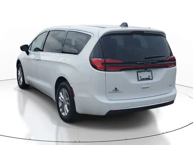 2027 Chrysler Pacifica Select AWD photo 3