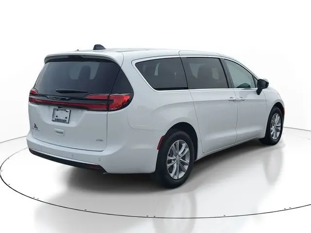 2027 Chrysler Pacifica Select AWD photo 4