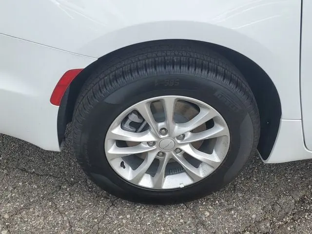 2027 Chrysler Pacifica Select AWD photo 5