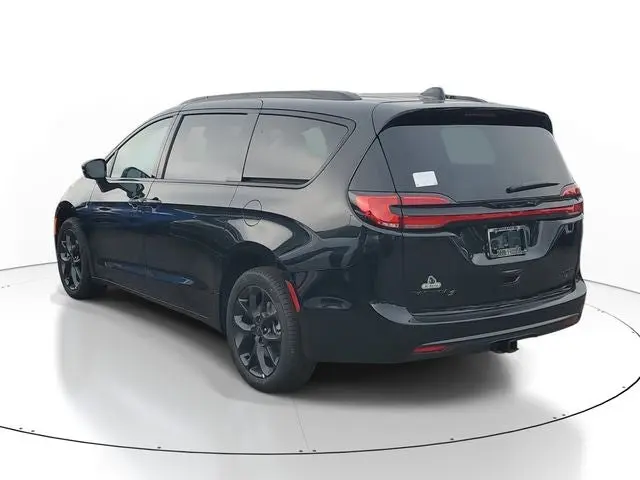2027 Chrysler Pacifica Limited AWD photo 3