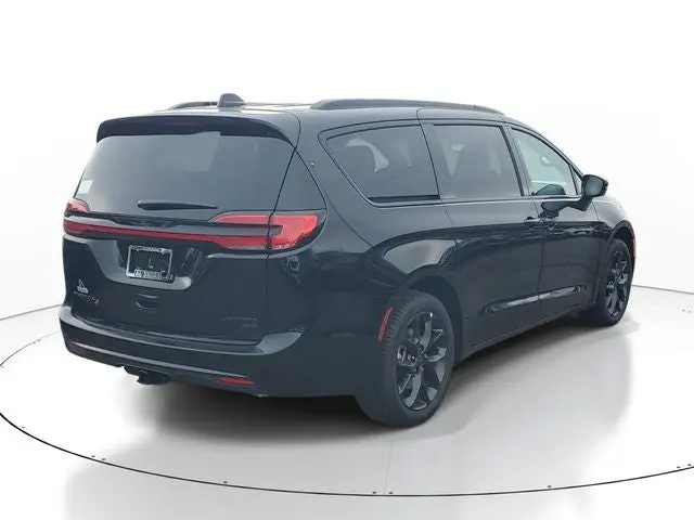2027 Chrysler Pacifica Limited AWD photo 4