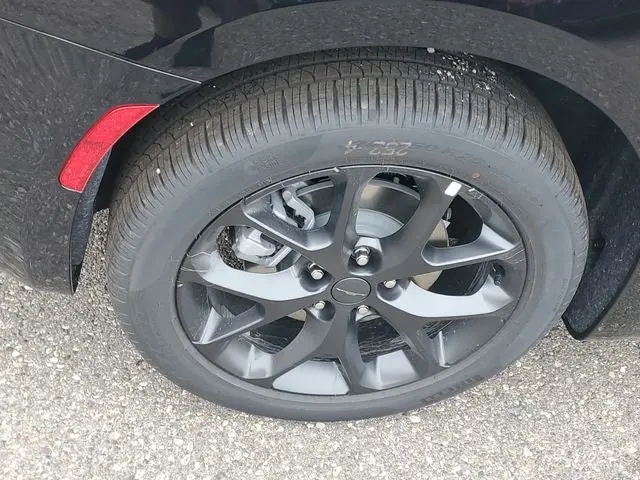 2027 Chrysler Pacifica Limited AWD photo 5